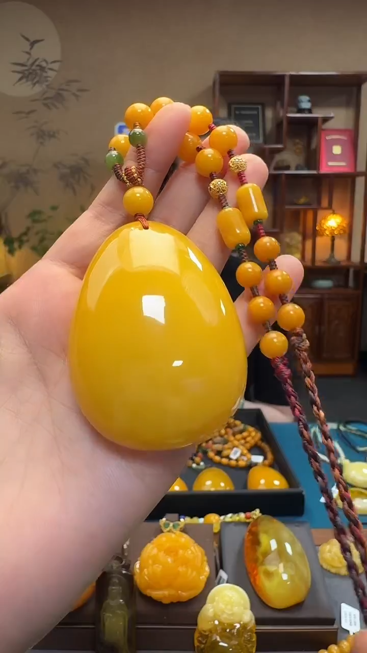 琥珀吊坠(赠链)18K金镶嵌天然保真蜜蜡水滴套装