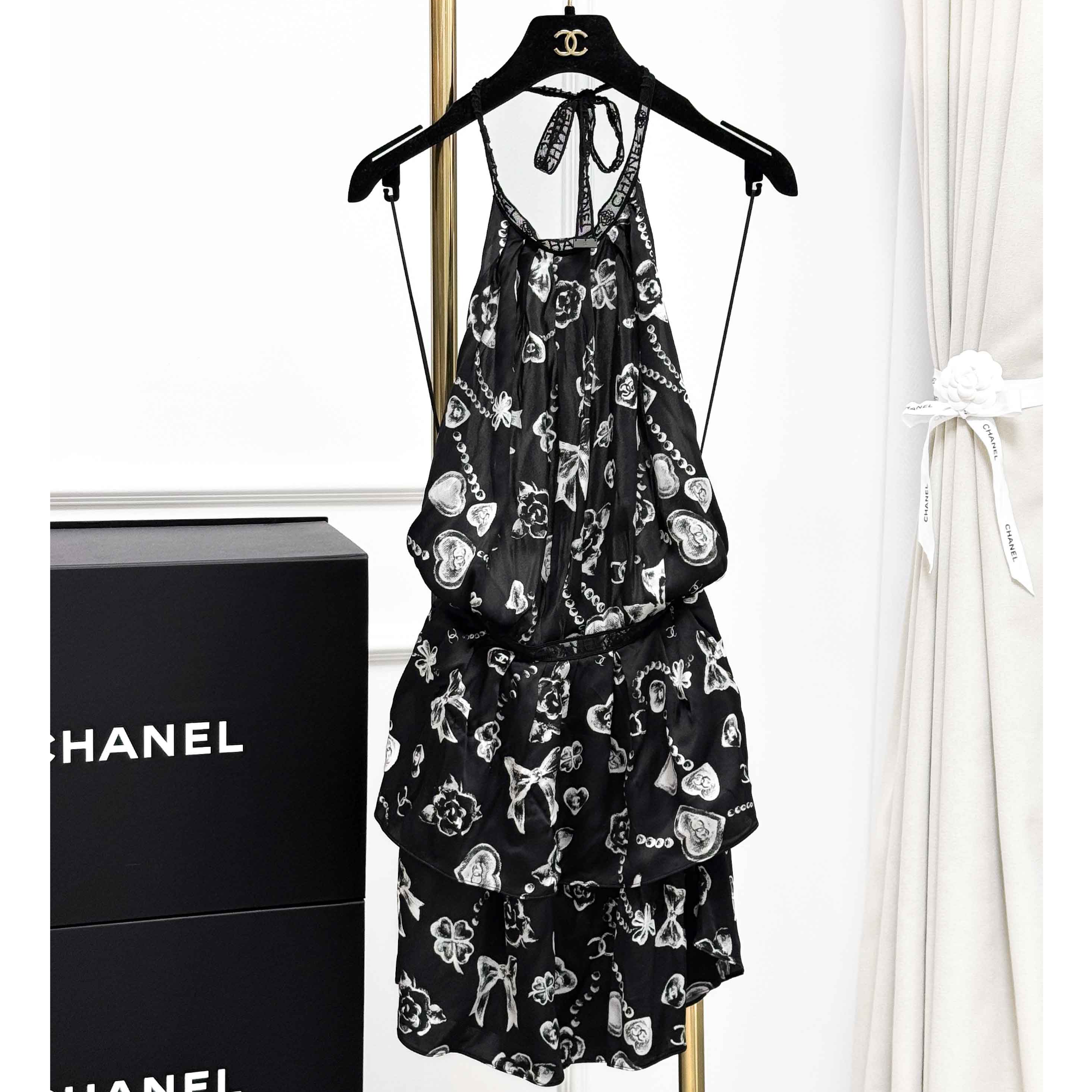 99新 Chanel/香奈儿 34码25B黑白山茶花双C logo印花露背连衣裙