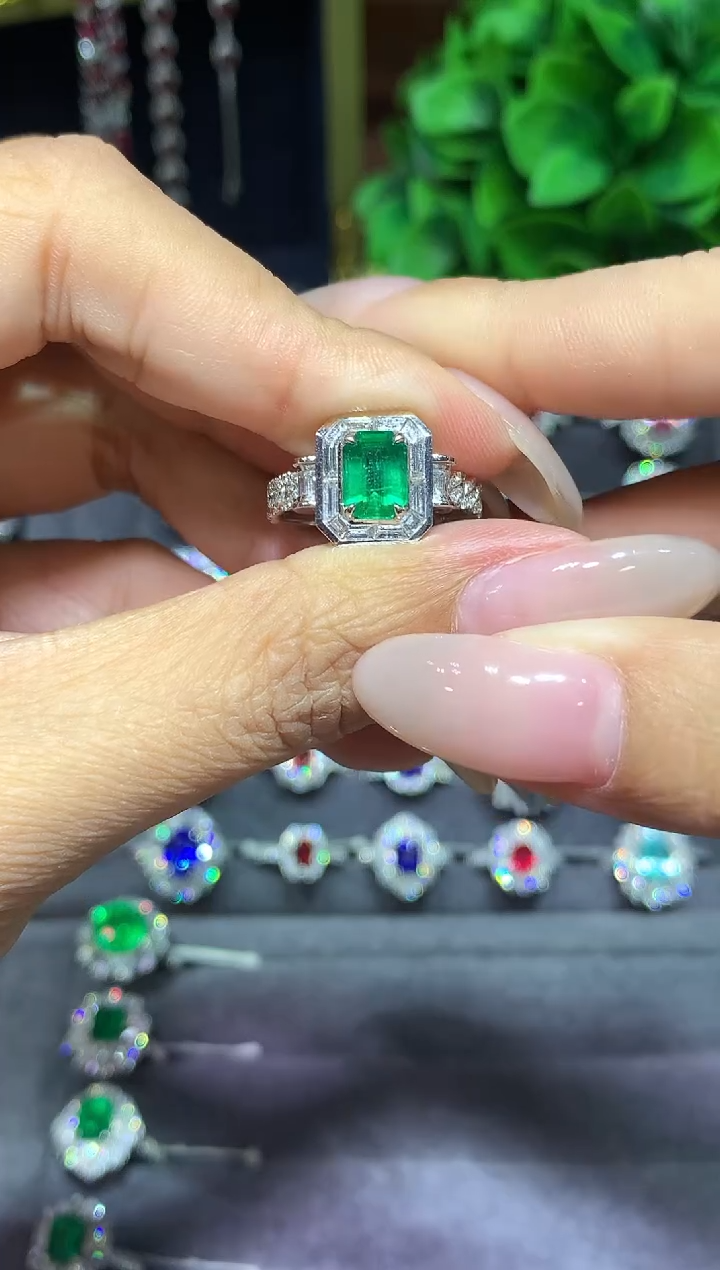 18K金镶嵌戒指祖母绿1.01ct