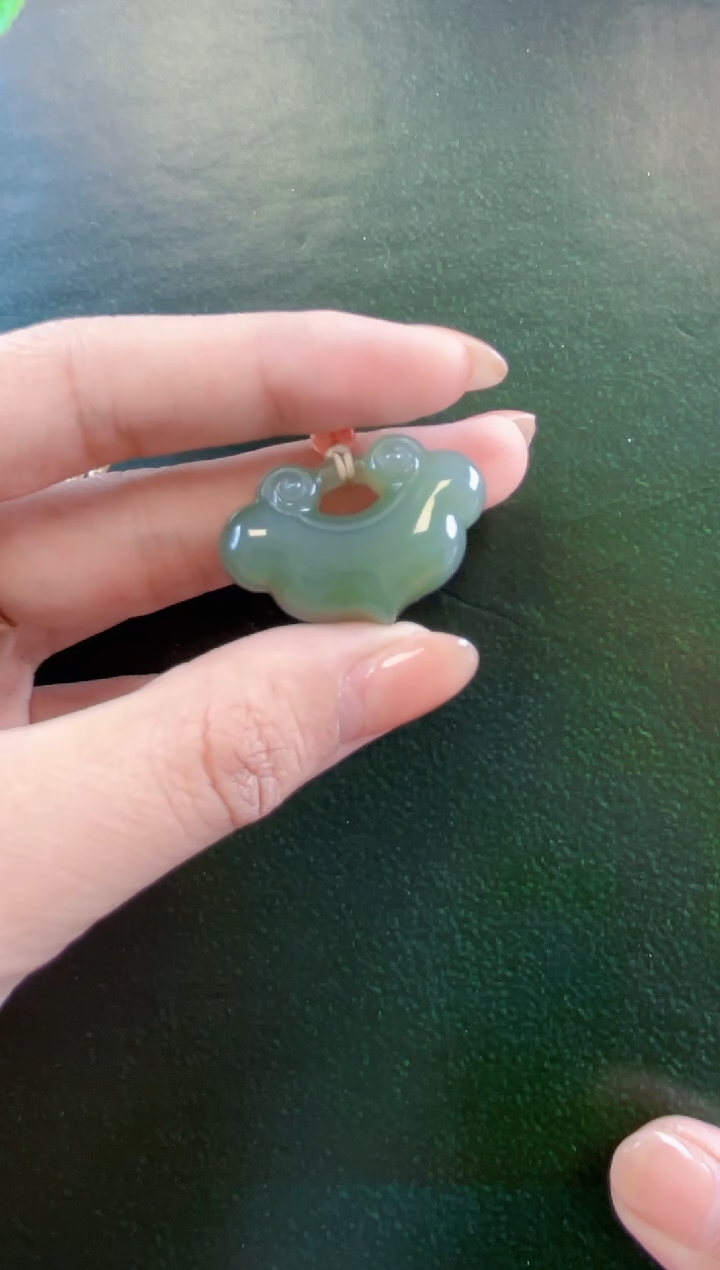 颈饰未镶嵌和田玉吊坠