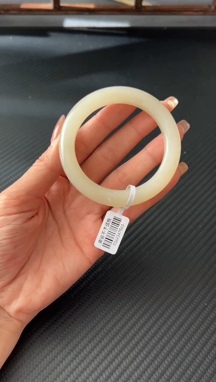 未镶嵌手镯和田玉黑山微色差55M