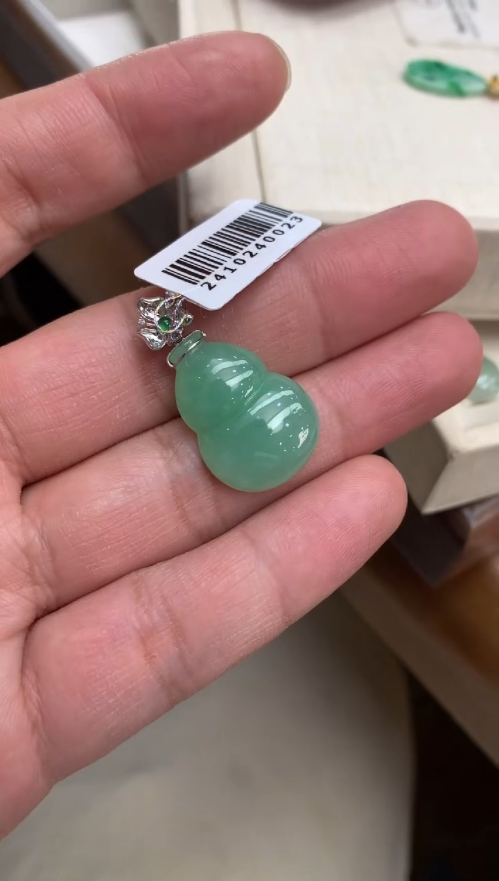 【闪购商品】翡翠颈饰18K金镶嵌葫芦