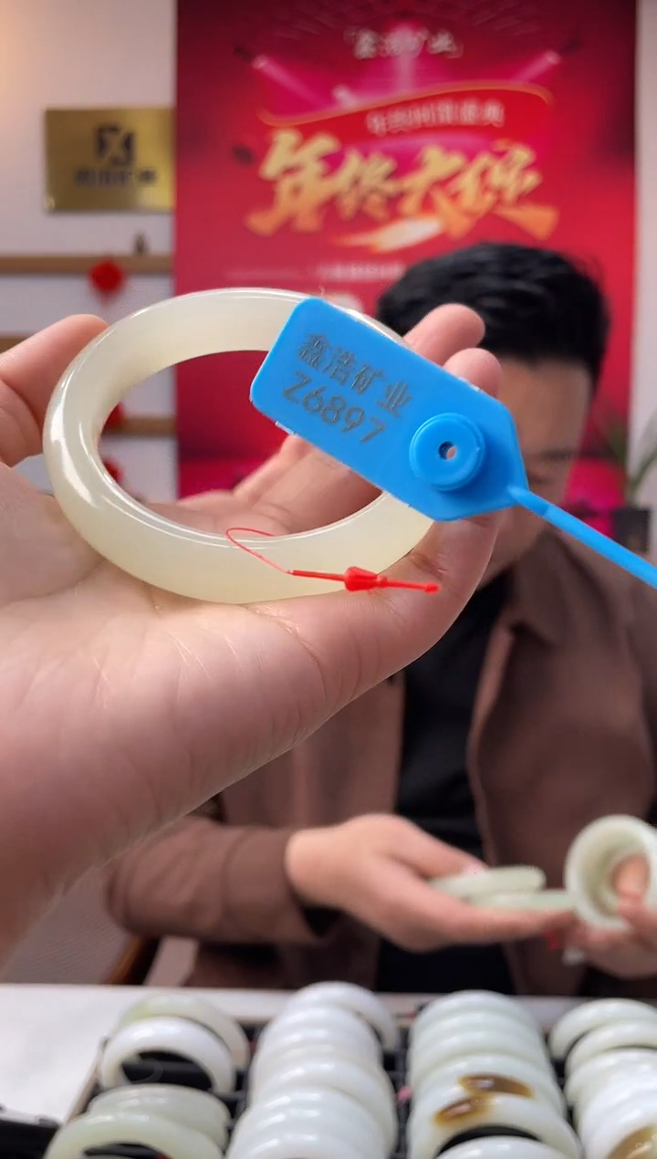 【闪购商品】和田玉手镯未镶嵌翠胶猫 Z6897 圈口60