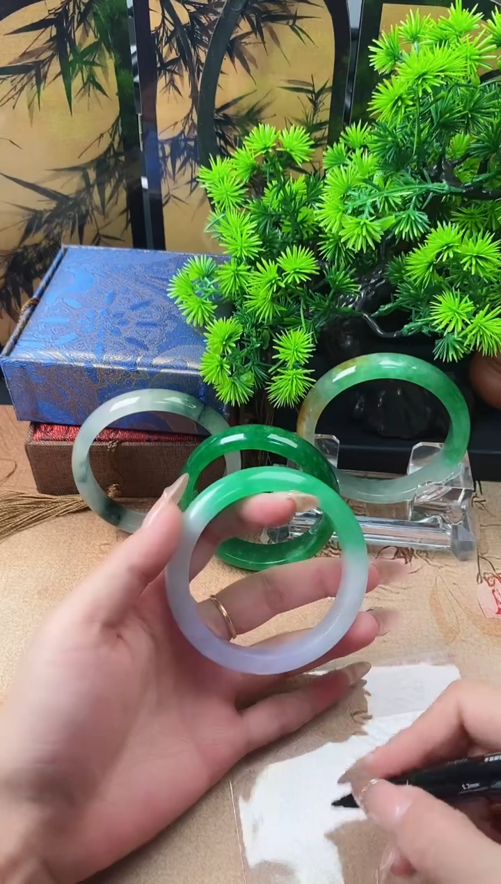 翡翠手镯未镶嵌一物一拍