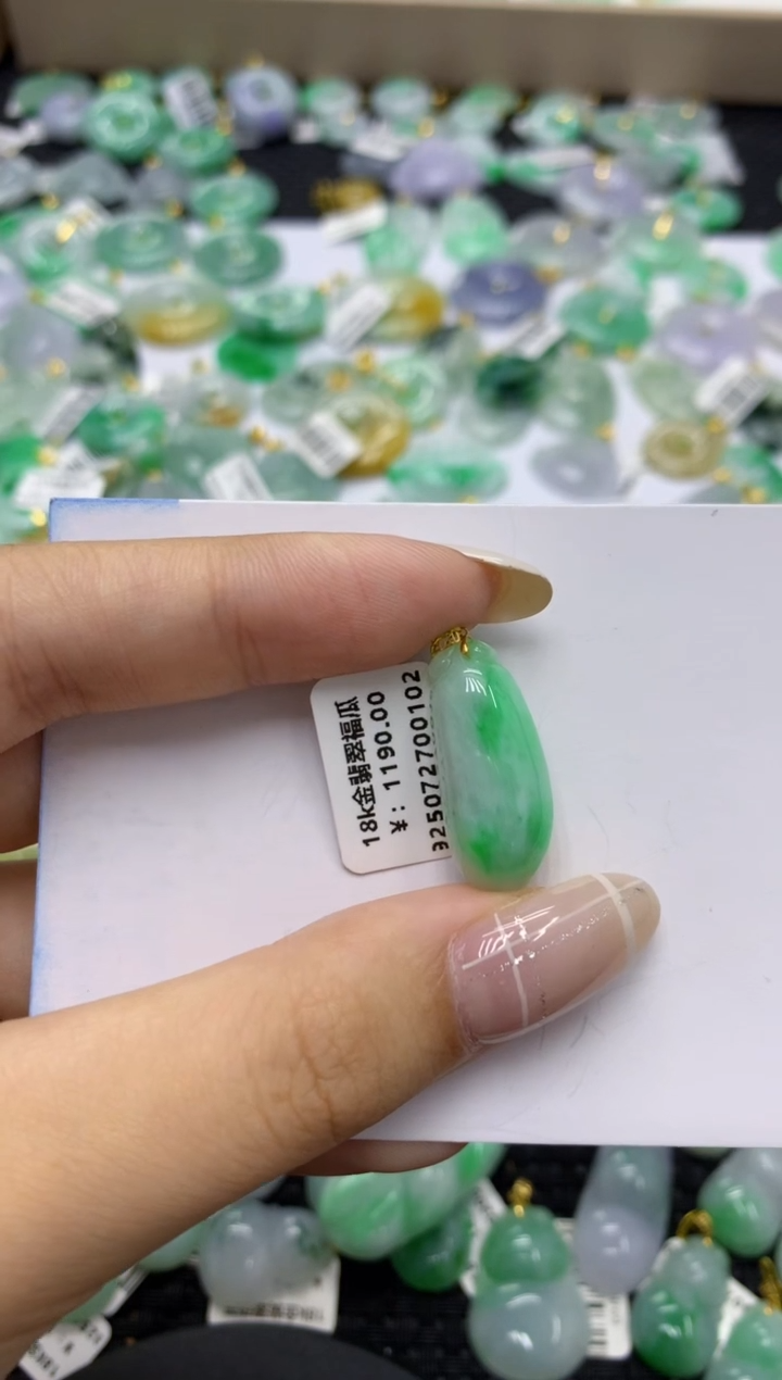 翡翠18K金镶嵌颈饰天然缅甸翡翠A货