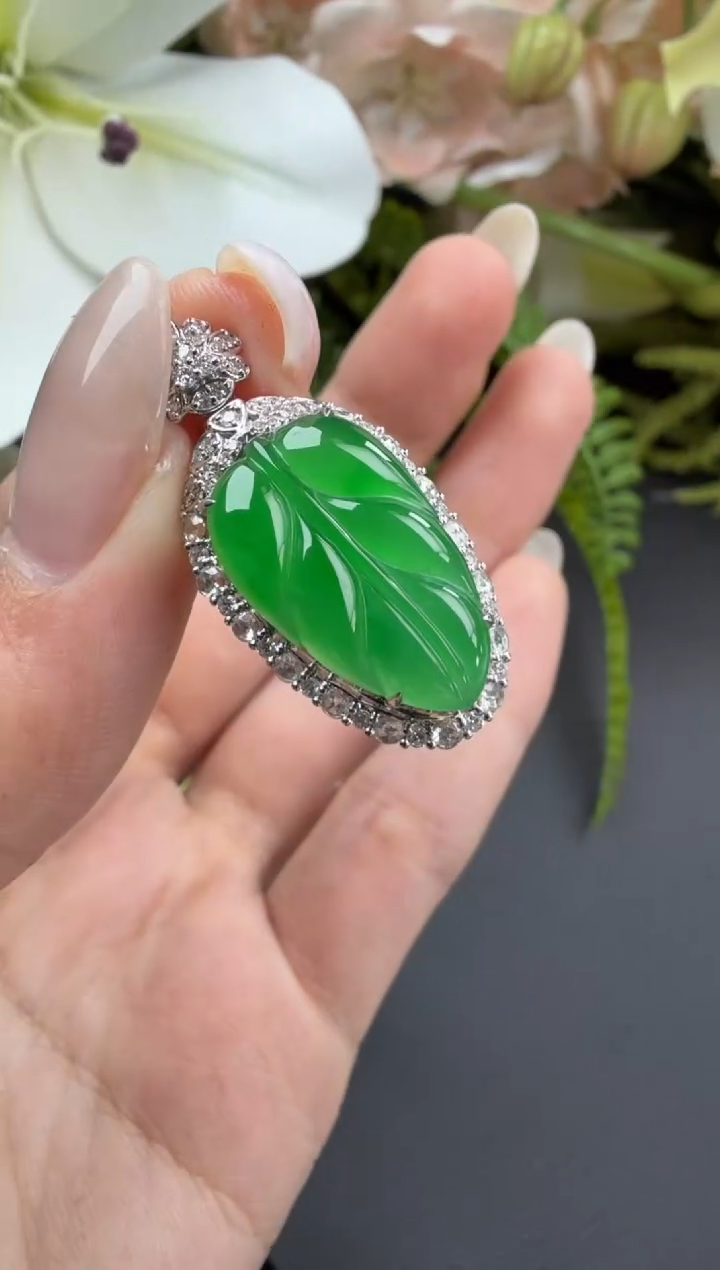 颈饰18K金镶嵌翡翠翡翠叶子