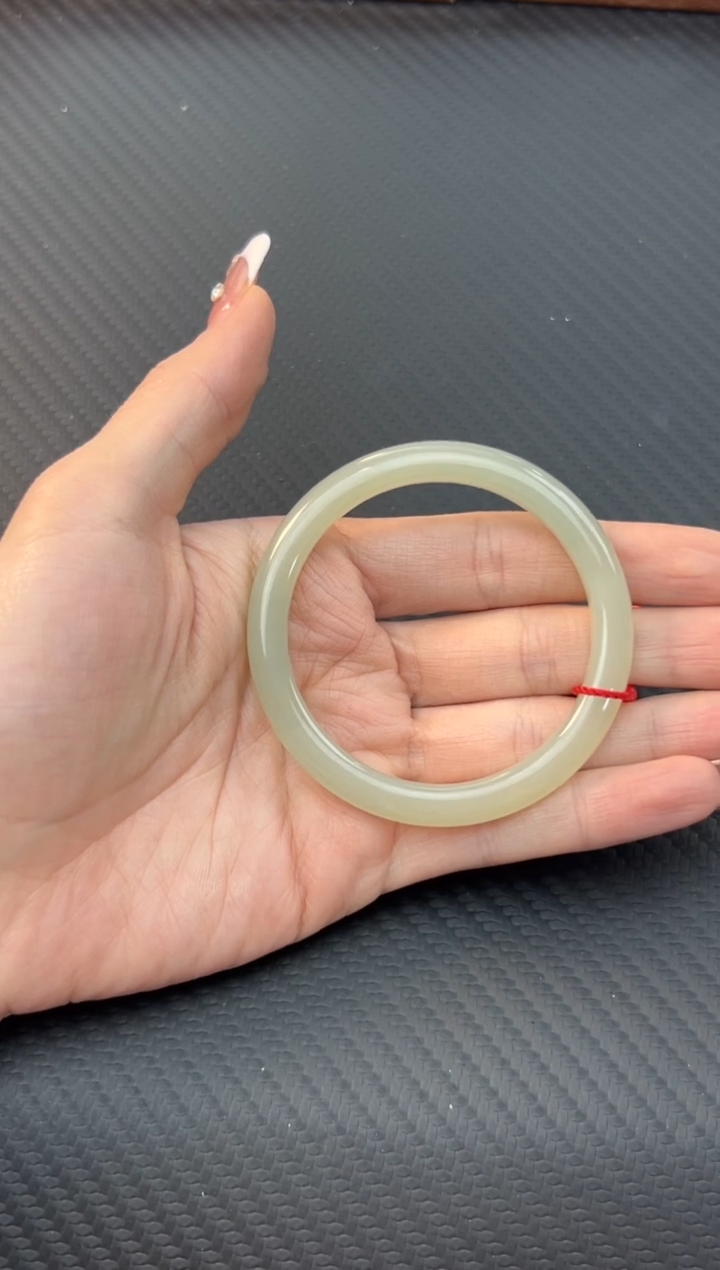 【闪购商品】和田玉手镯未镶嵌且末微色差近矿52手镯