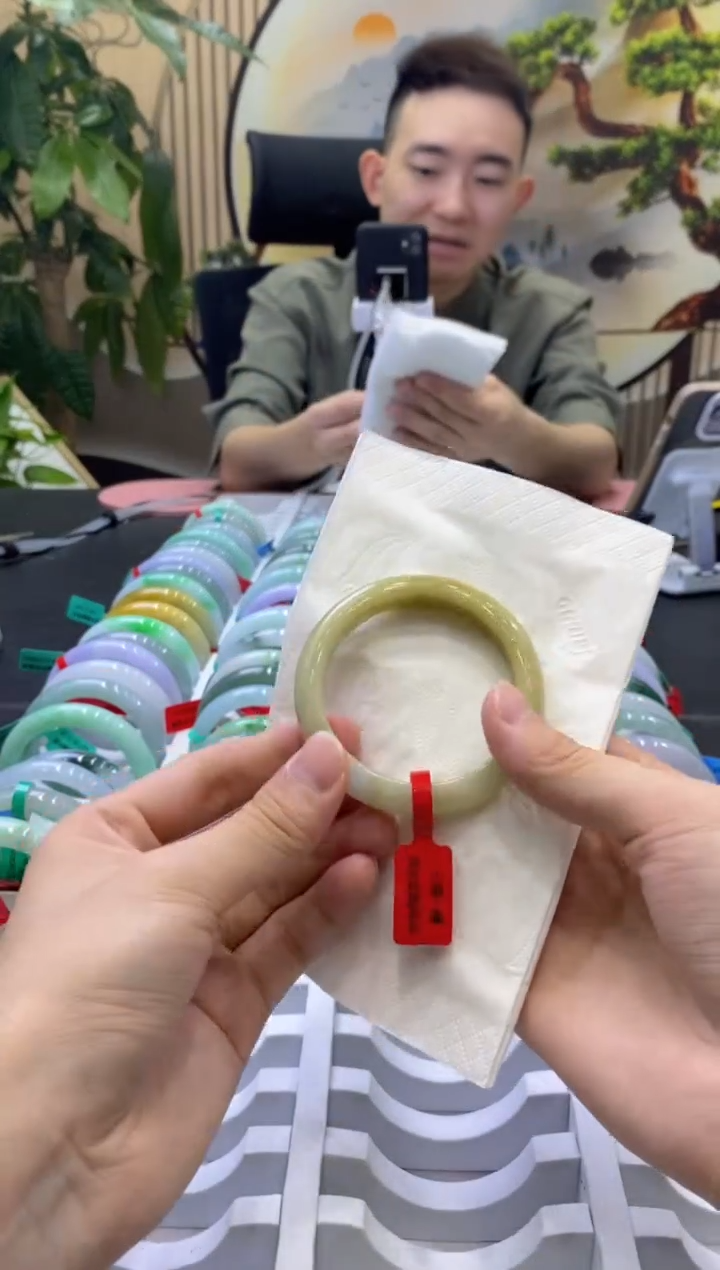 翡翠手镯未镶嵌2580