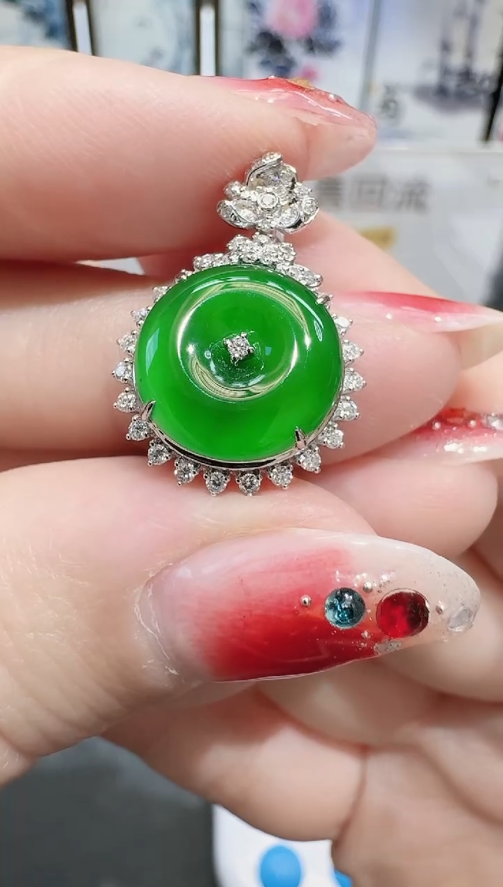 颈饰18K金镶嵌翡翠大***烤寄售回流，24小时鉴赏期