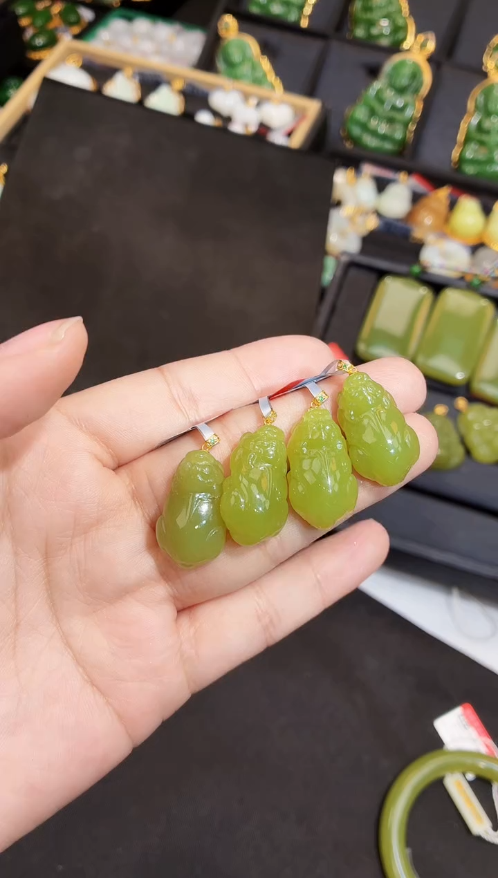 吊坠(不含链)18K金镶嵌和田玉多样性发一