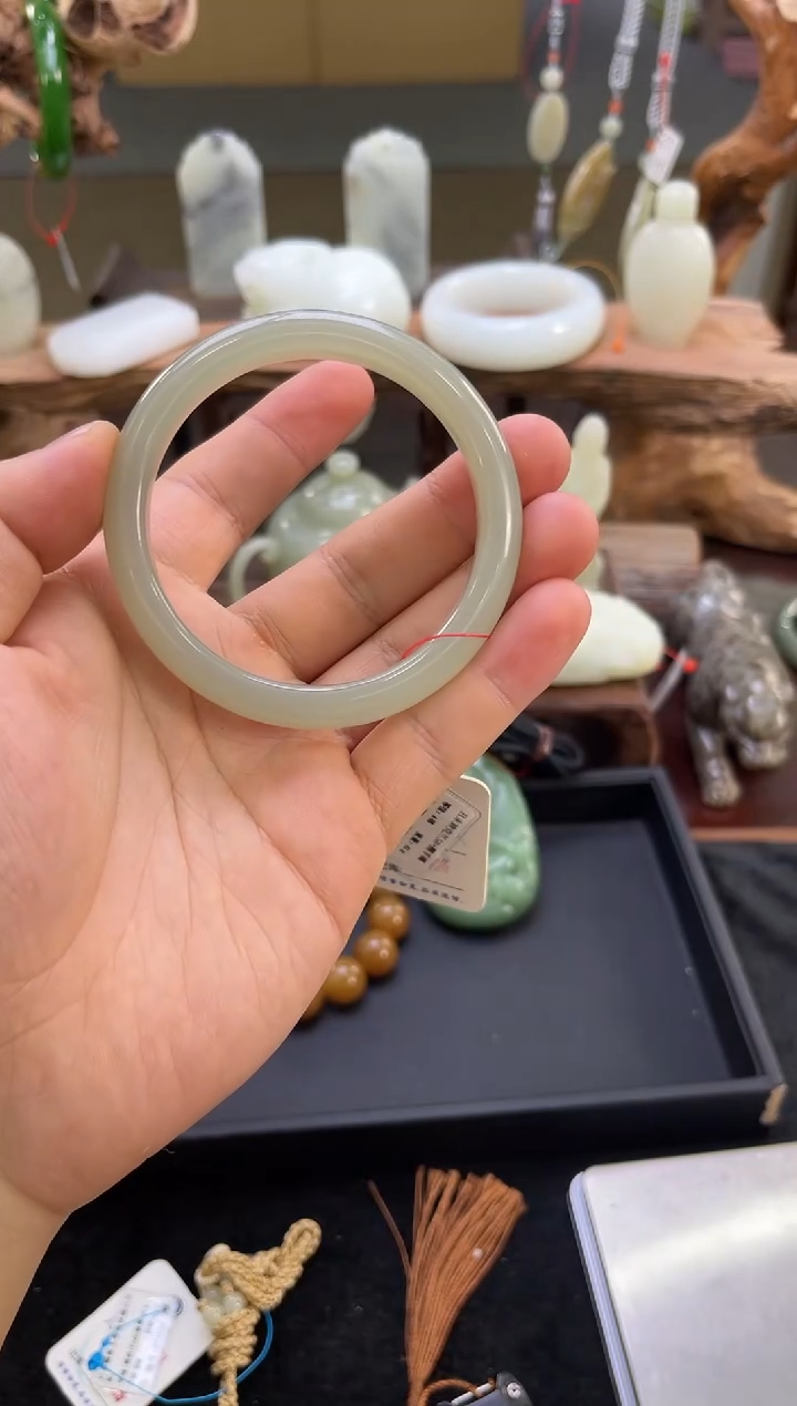 【闪购商品】和田玉手镯未镶嵌且末青白手镯 58圈