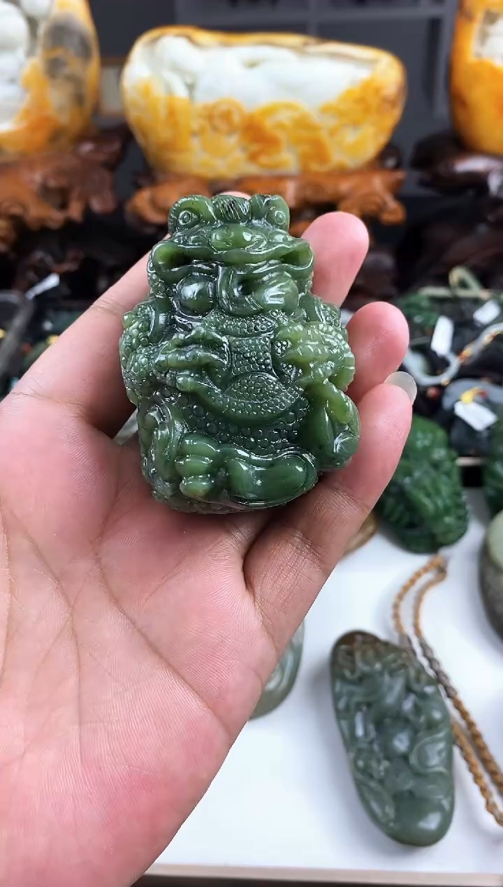 和田玉未镶嵌颈饰1