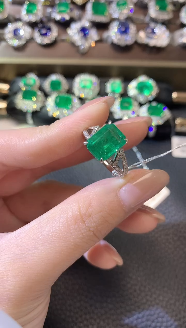 【闪购商品】祖母绿戒指18K金镶嵌A15