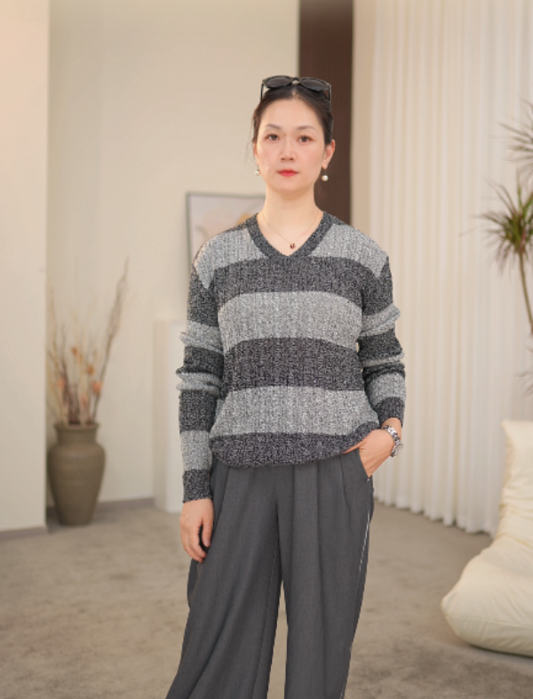 【娟姐推荐】2025秋装新品女轻职风V领条纹针织衫M751