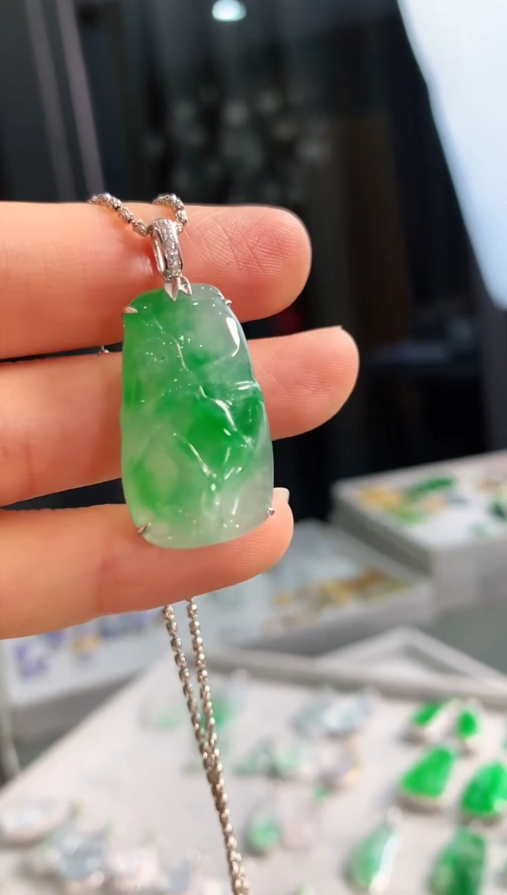 【闪购商品】翡翠吊坠(不含链)18K金镶嵌吊坠