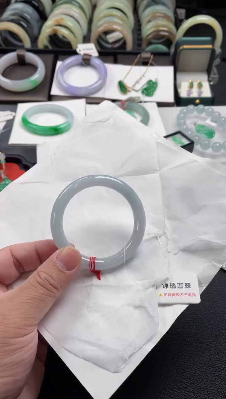 【闪购商品】翡翠手镯未镶嵌有纹裂 52