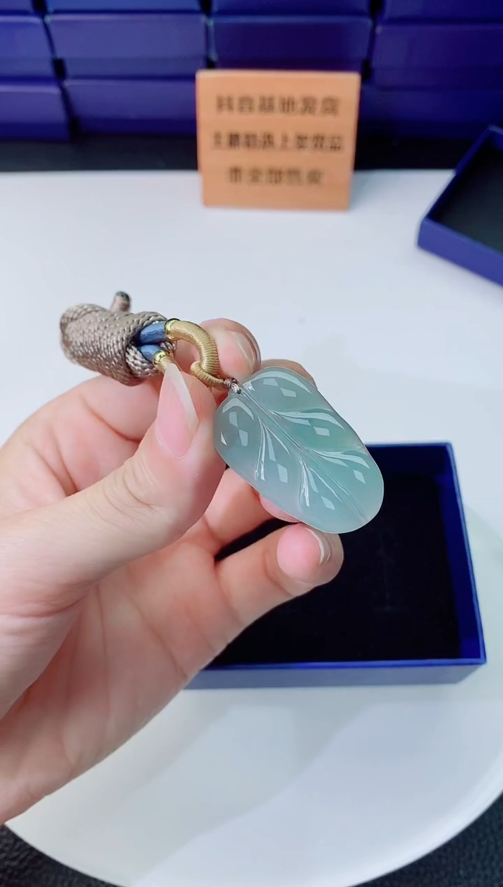 翡翠未镶嵌颈饰   `