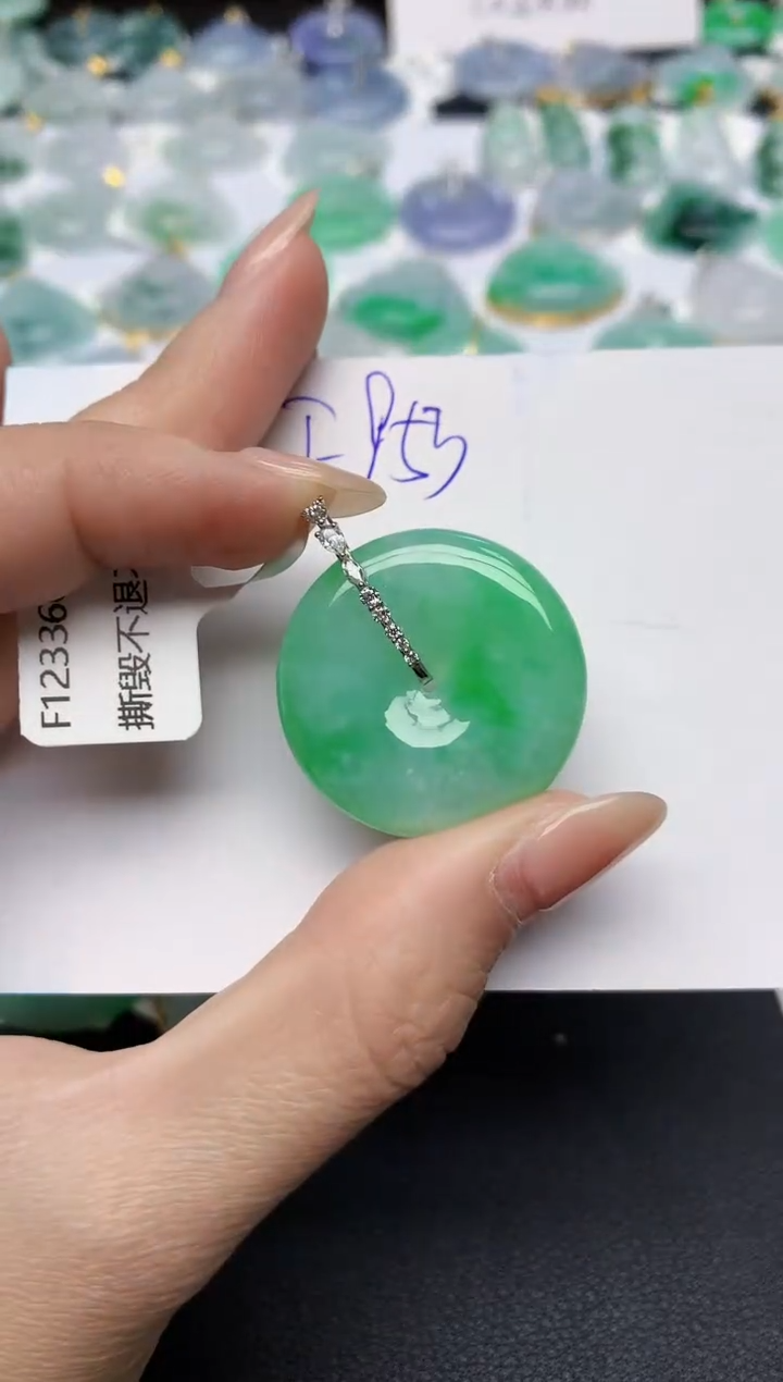颈饰18K金镶嵌翡翠天然缅甸A货翡翠百元以上9元证书费自理