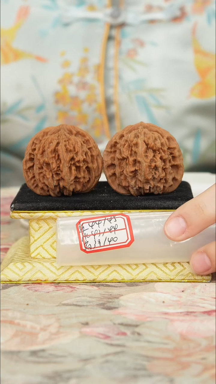 【闪购商品】文玩核桃把件老楼