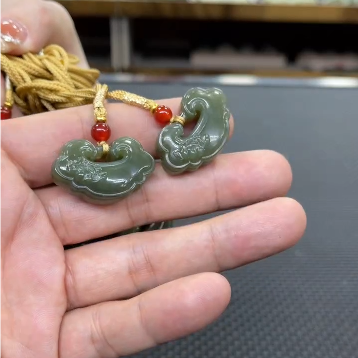 【老郑家】和田玉挂件 (多样性发一件) 微瑕疵
