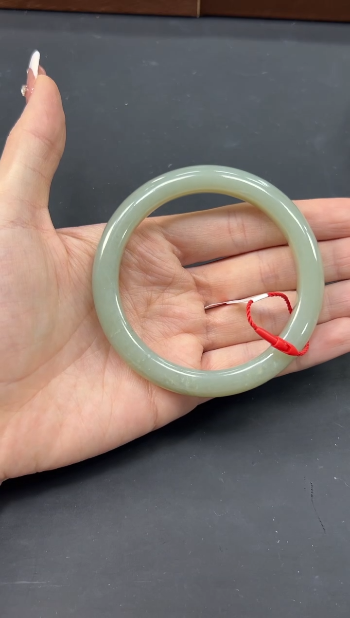 【闪购商品】和田玉手镯未镶嵌且末微色差近矿60L手镯