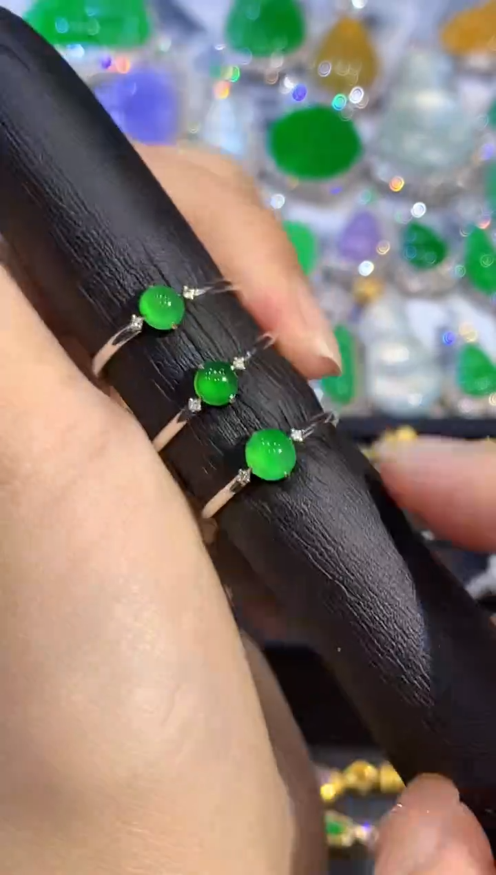 18K金镶嵌戒指翡翠YY多样性发其一