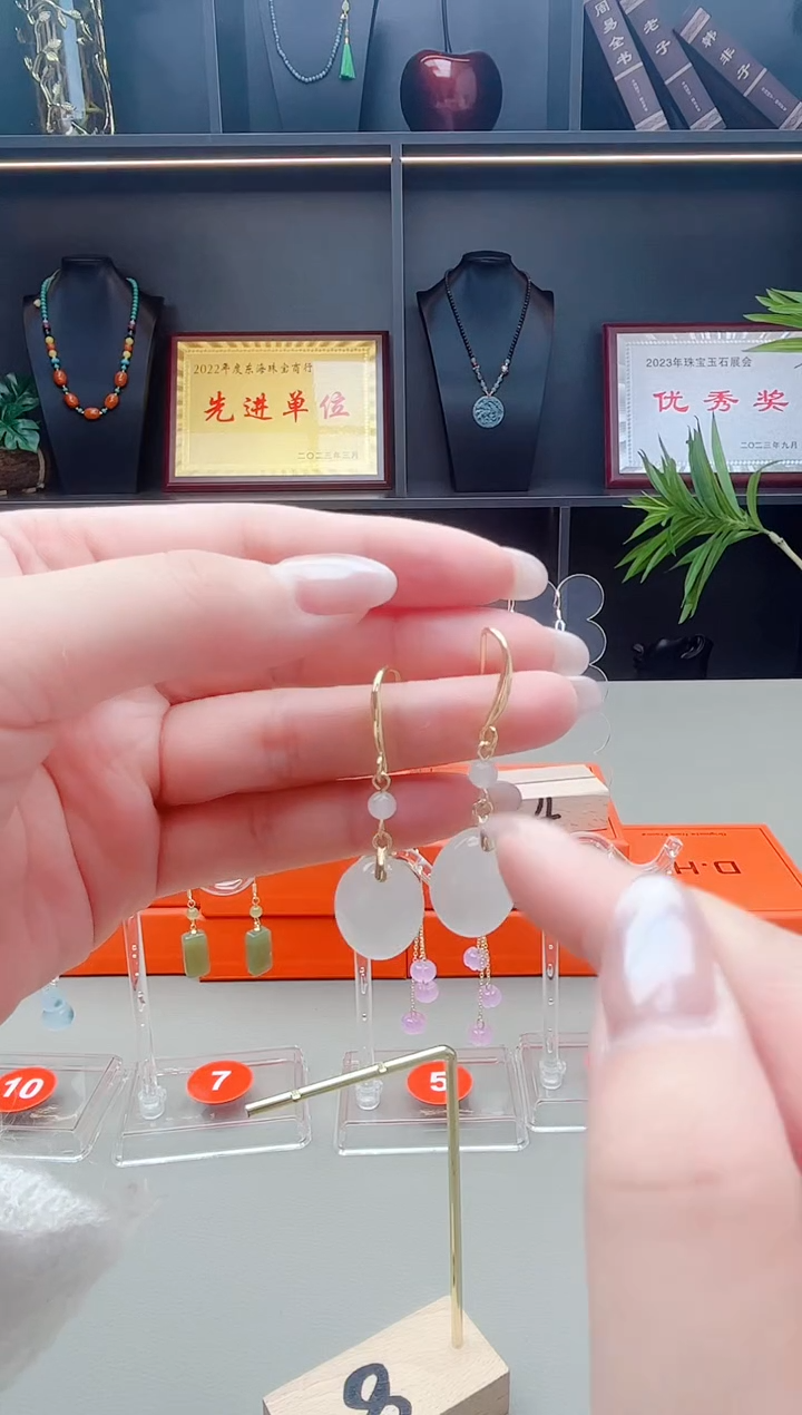 未镶嵌和田玉耳饰白水滴