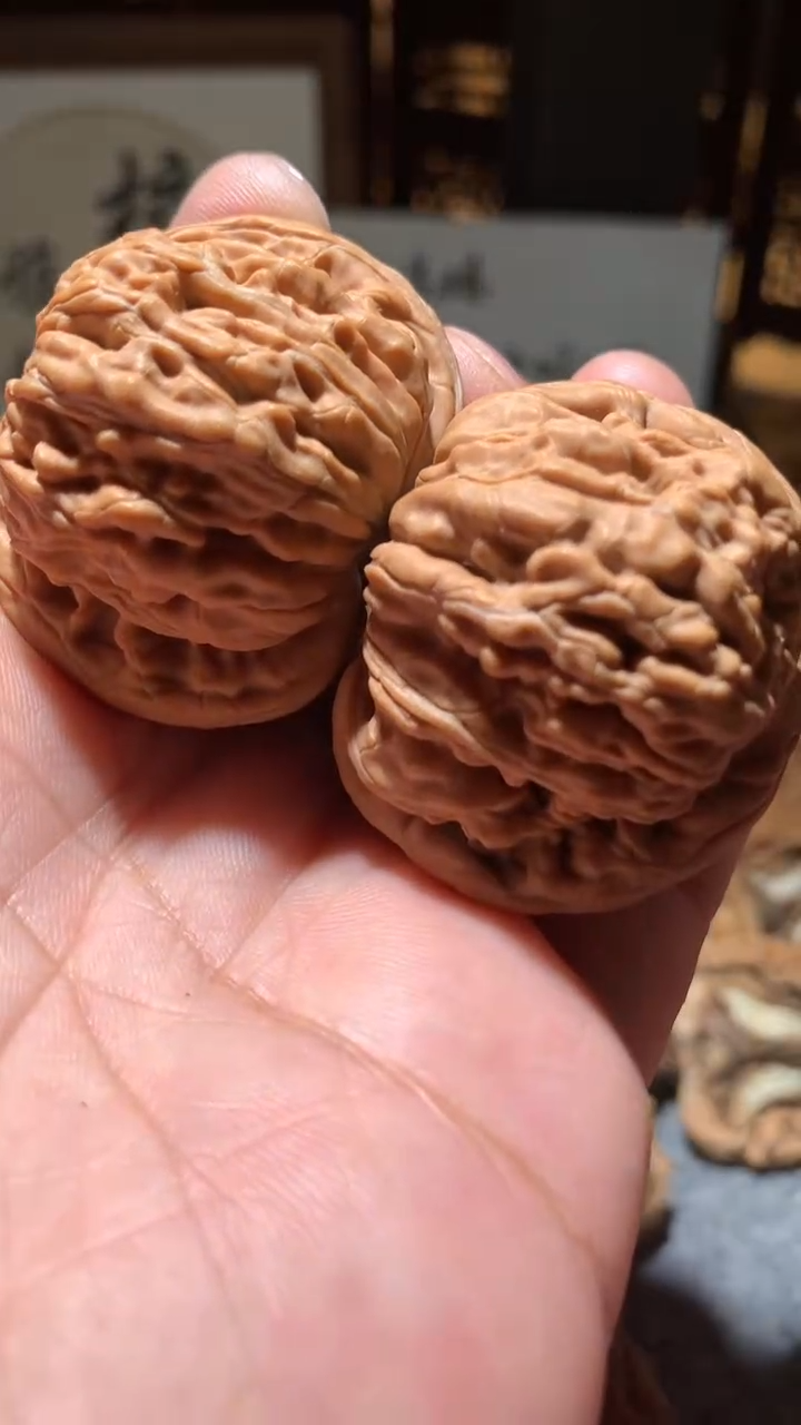 文玩核桃把件【核缘雅趣】41左右汉高楼，同尺寸随机发