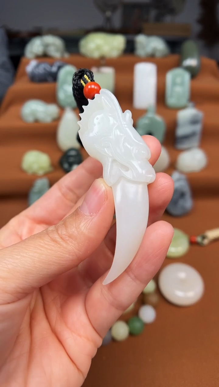 颈饰未镶嵌和田玉龙牙