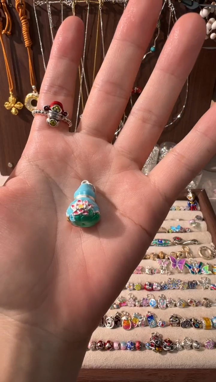 无足银酷****O珐琅彩蓝色莲花葫芦吊件