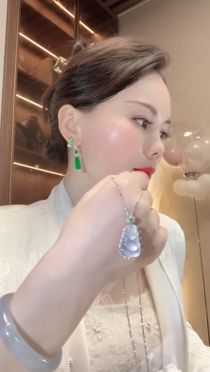 【闪购商品】翡翠吊坠(不含链)18K金镶嵌A76