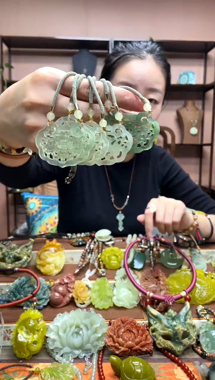 未镶嵌岫玉吊坠多样性发货发其中之一
