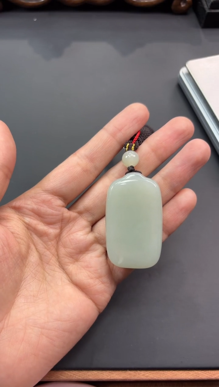 【闪购商品】和田玉吊坠(赠链)未镶嵌且末微色差近矿吊坠