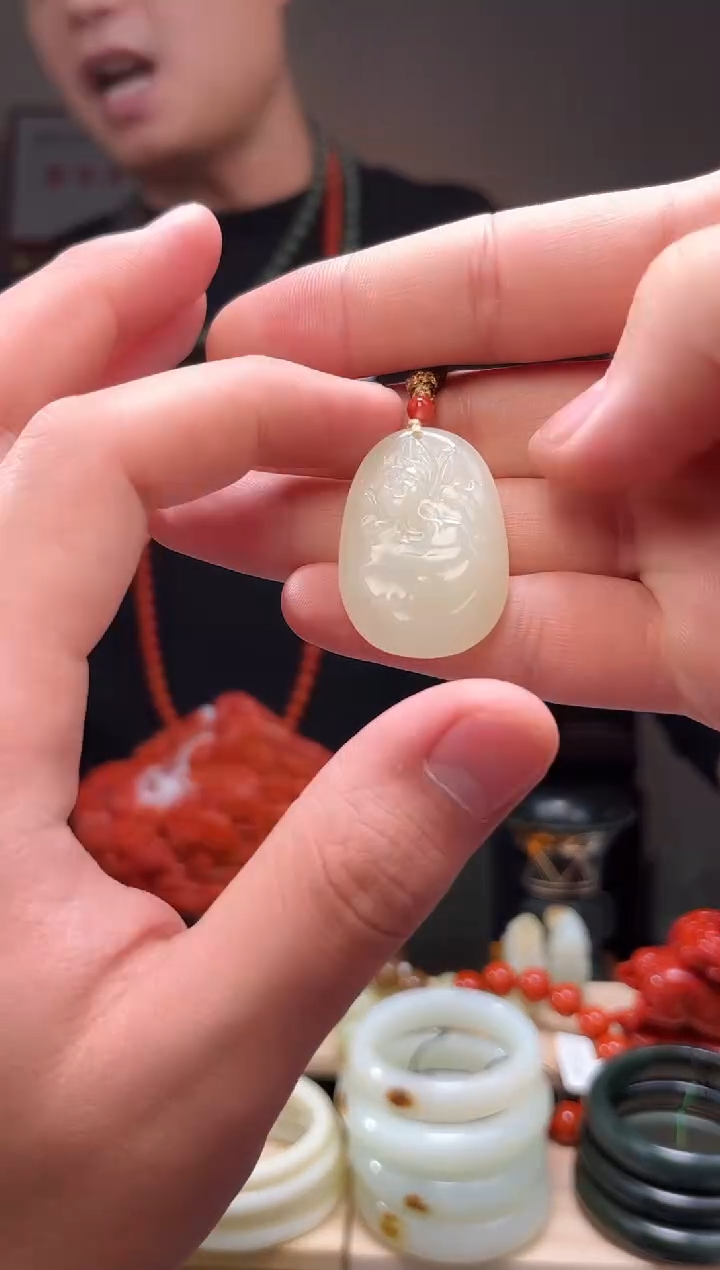 颈饰未镶嵌和田玉吊坠