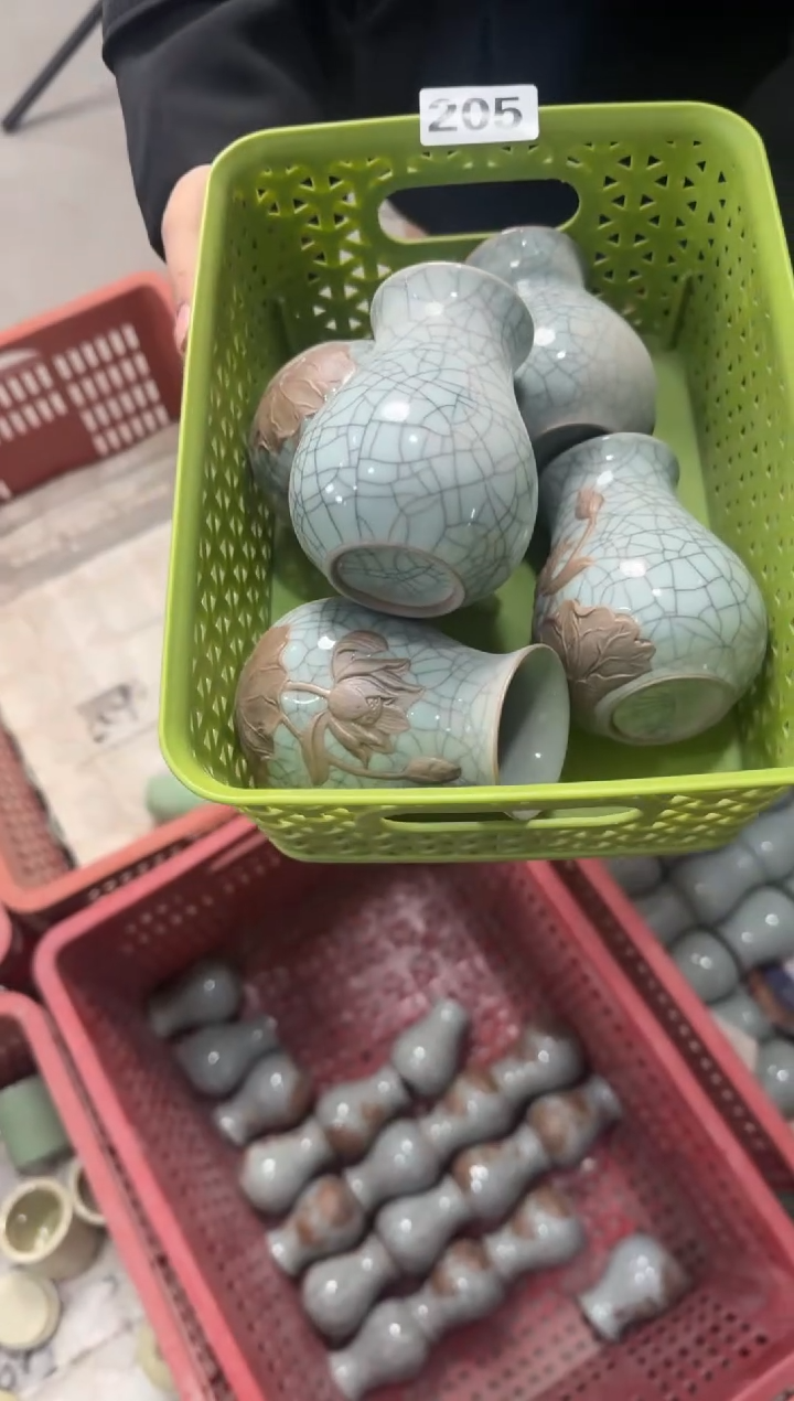 缘****。【205 】荷花花瓶5个