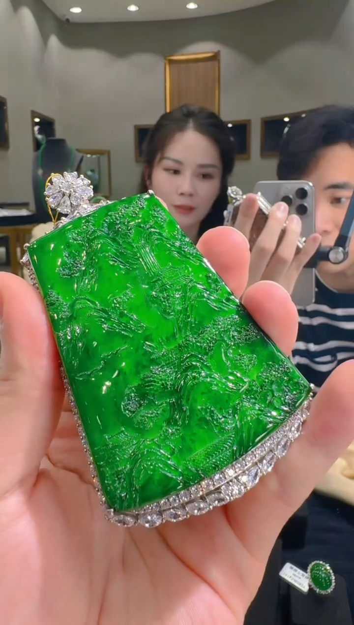 【闪购商品】翡翠吊坠(赠链)银S925镶嵌天然翡翠A货多样性发一件