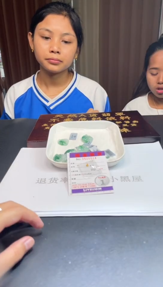 未镶嵌定制翡翠未抛光毛货多样性发其一拍一发一5514配金扣
