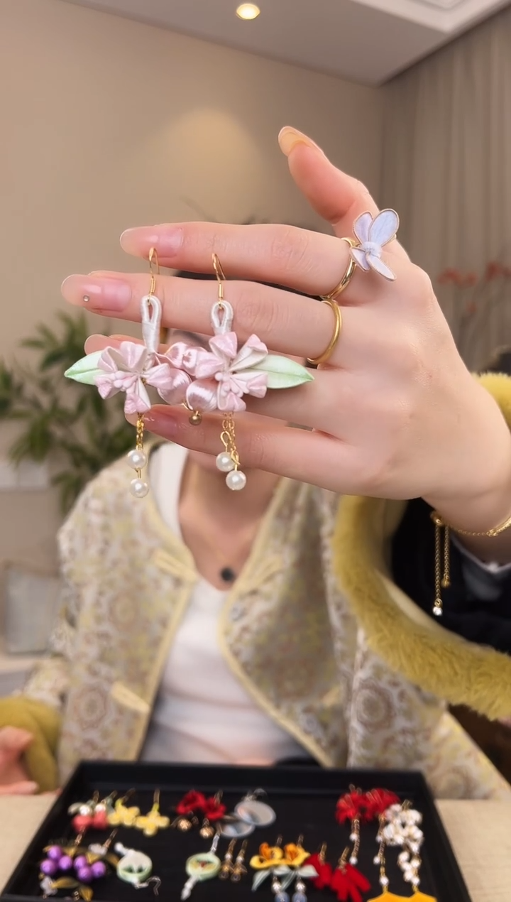 刺绣瑹*粉色浆果耳环