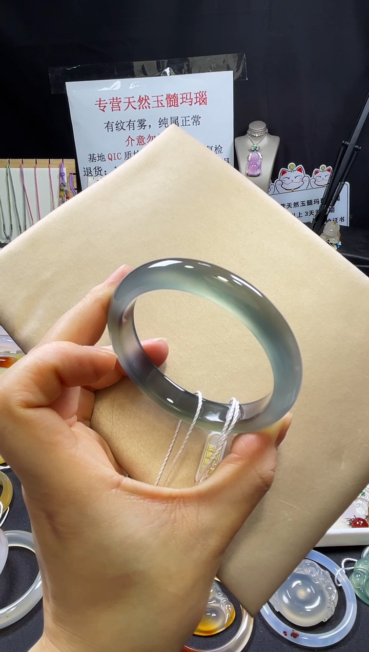 【闪购商品】玛瑙/玉髓手镯未镶嵌不同光线不同角度颜色不同