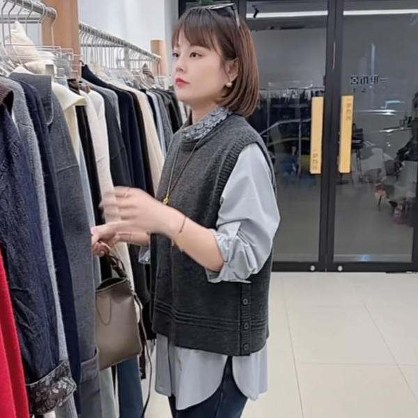 春款韩系设计感圆领下侧纽扣针织马甲