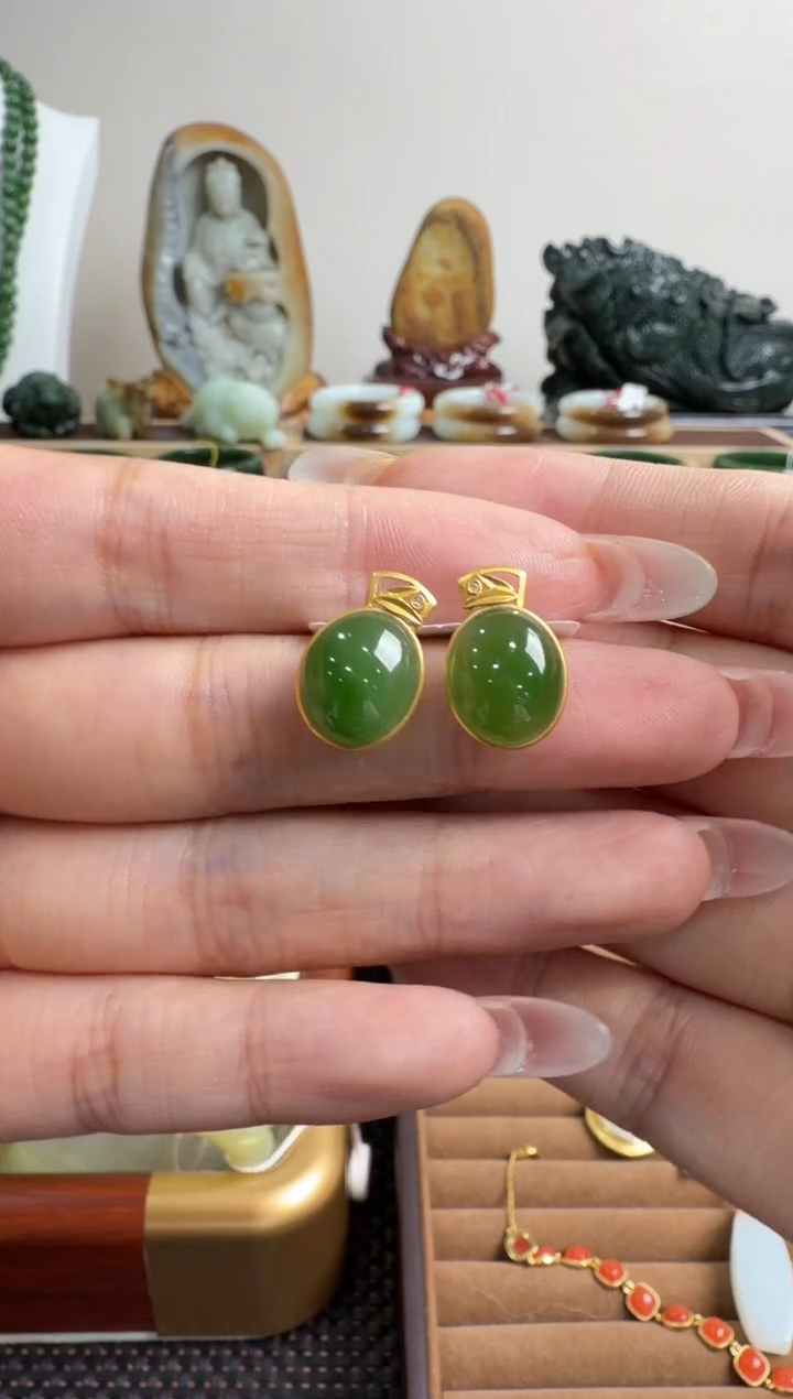 颈饰18K金镶嵌和田玉耳饰