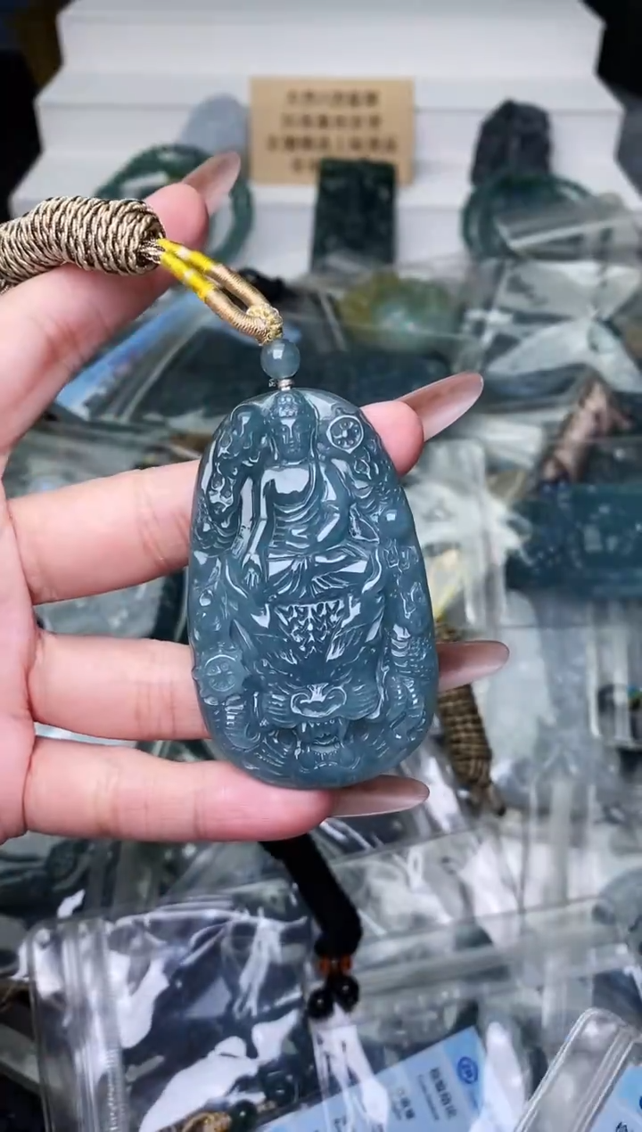 颈饰未镶嵌翡翠 