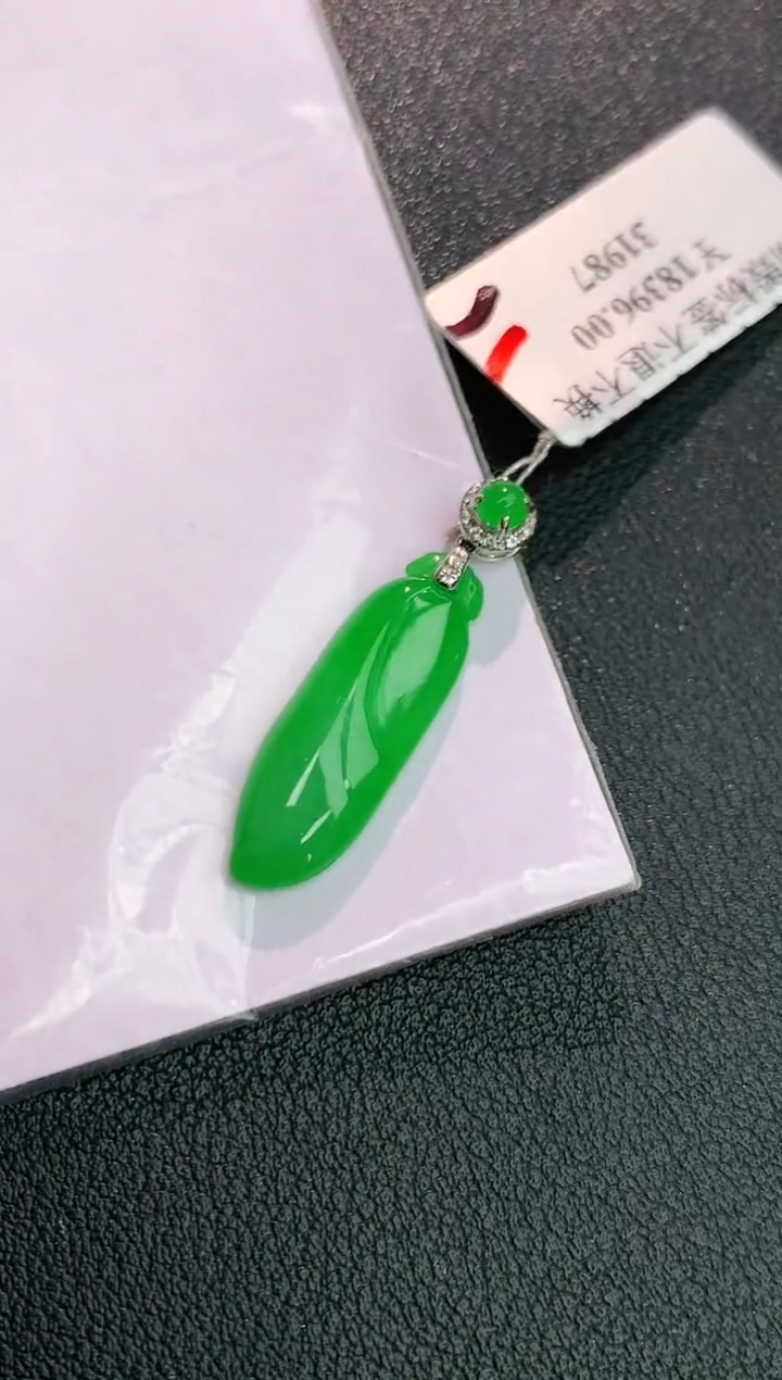 颈饰18K金镶嵌翡翠赠礼盒证书 丁丁