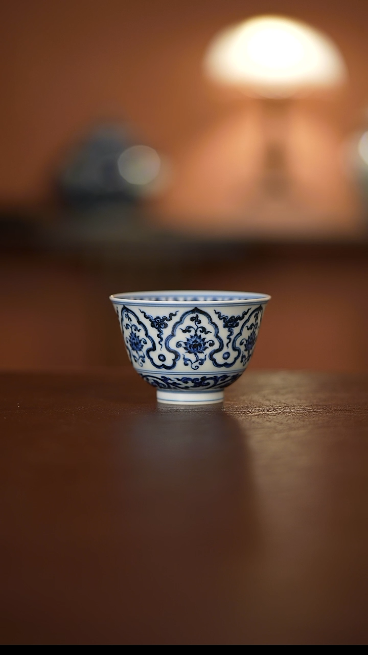 瓷舜瓷如意莲纹杯