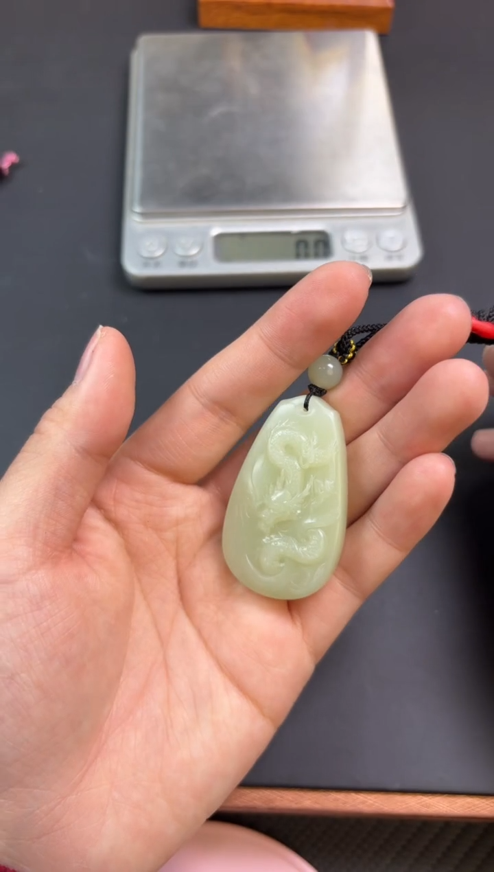 【闪购商品】和田玉吊坠(赠链)未镶嵌且末微色差迪克兰吊坠