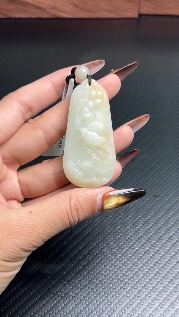 吊坠(赠链)未镶嵌和田玉且末迪克兰二细微色差吊坠m