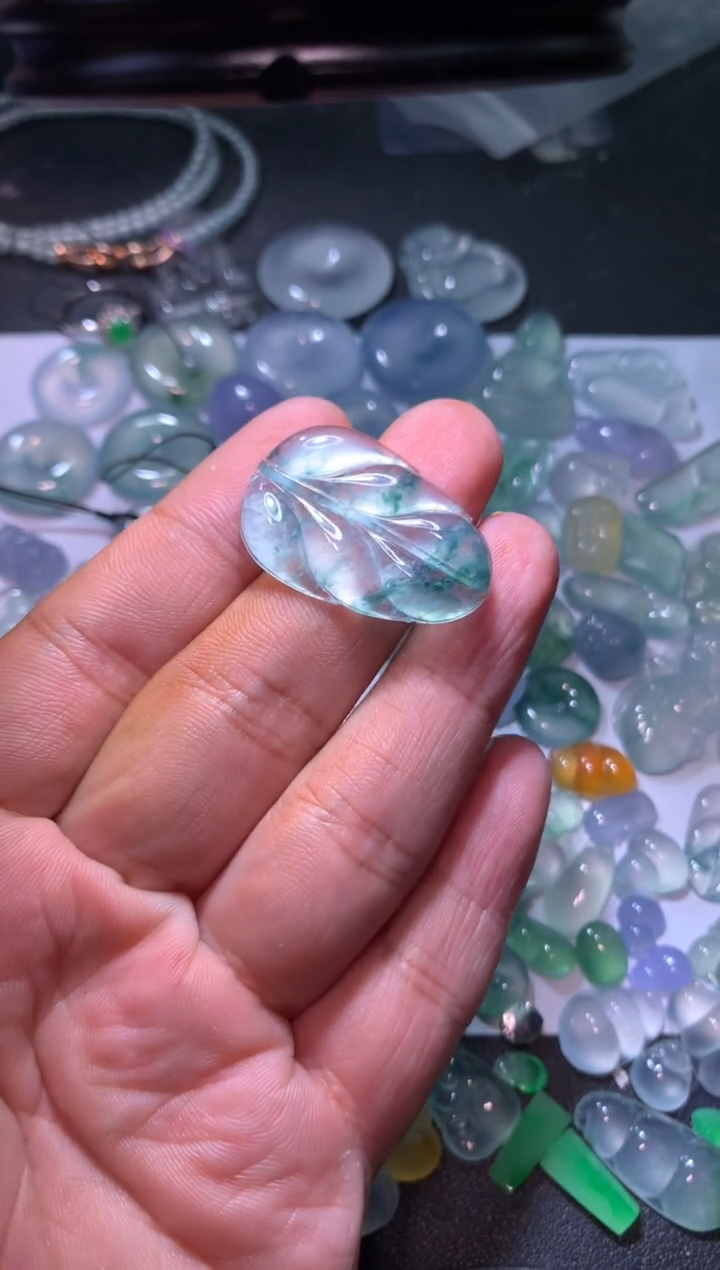 【闪购商品】翡翠颈饰未镶嵌叶子