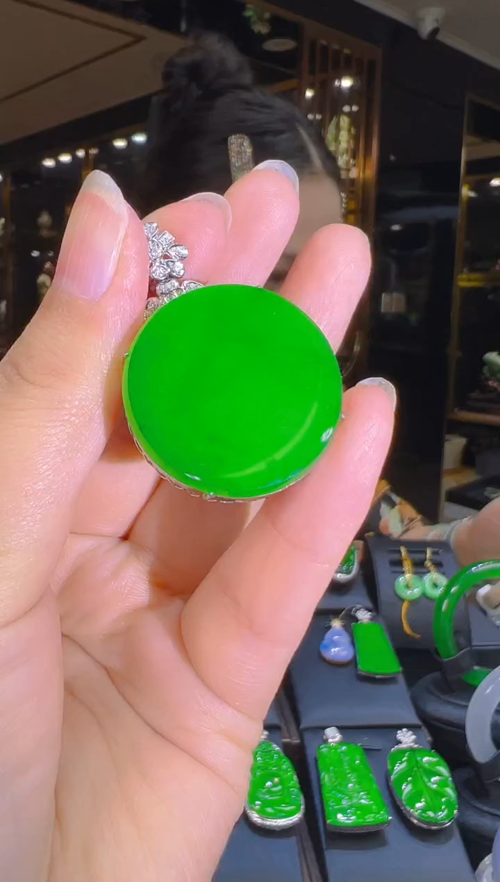 翡翠18K金镶嵌吊坠(赠链)106     