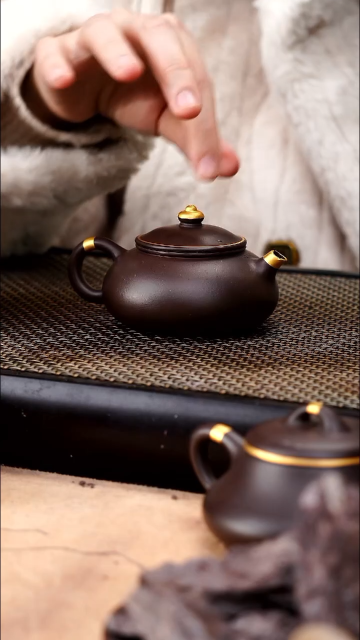 茶壶紫砂四号井茄皮紫泥描金寒江130cc