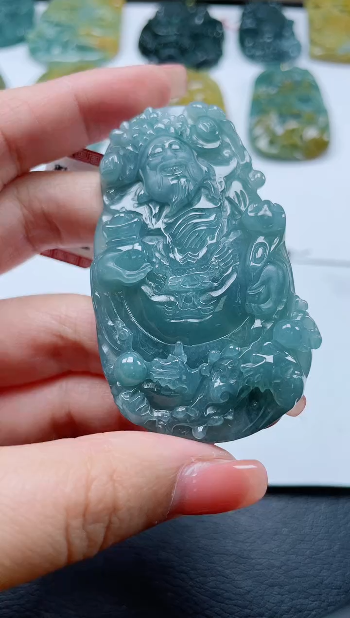 翡翠未镶嵌颈饰          